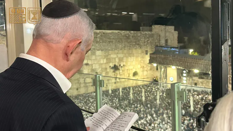 ערב יום הכיפורים: נתניהו התפלל בכותל לשלום חיילי צה"ל וכוחות הביטחון