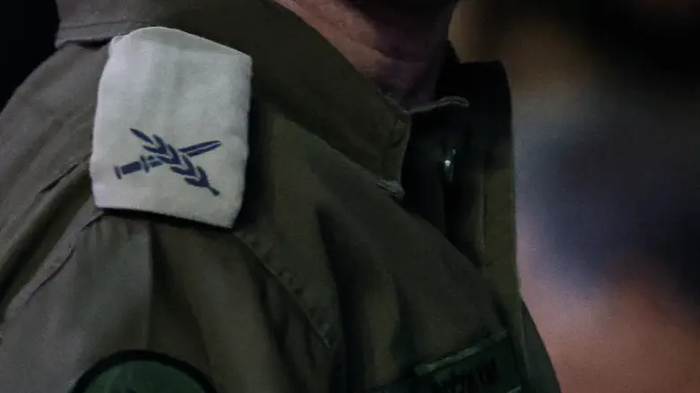 תלונה נגד תת-אלוף: חשד לניגוד עניינים ומסירת מידע מסווג