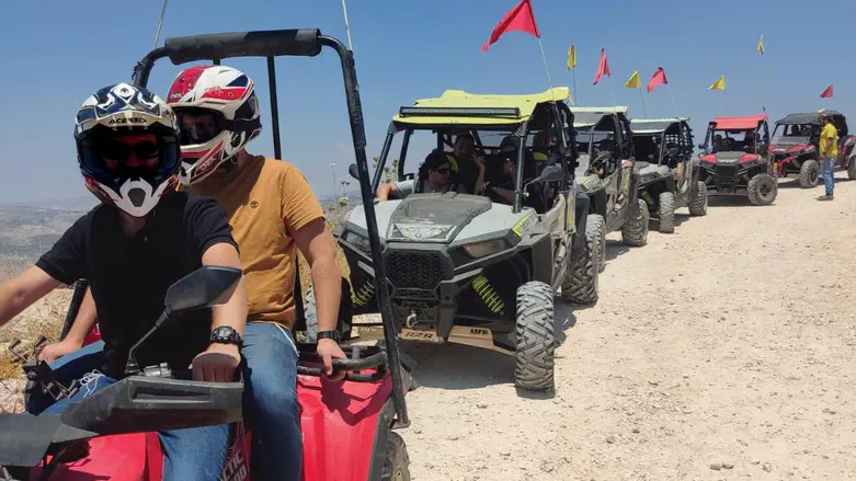 חגיגות סוכות בשומרון נפתחו: אלפי מטיילים באתרי התיירות