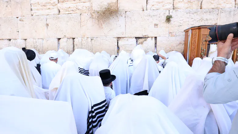 בהשתתפות רבבות מתפללים: מעמד ברכת הכהנים מתקיים בכותל המערבי
