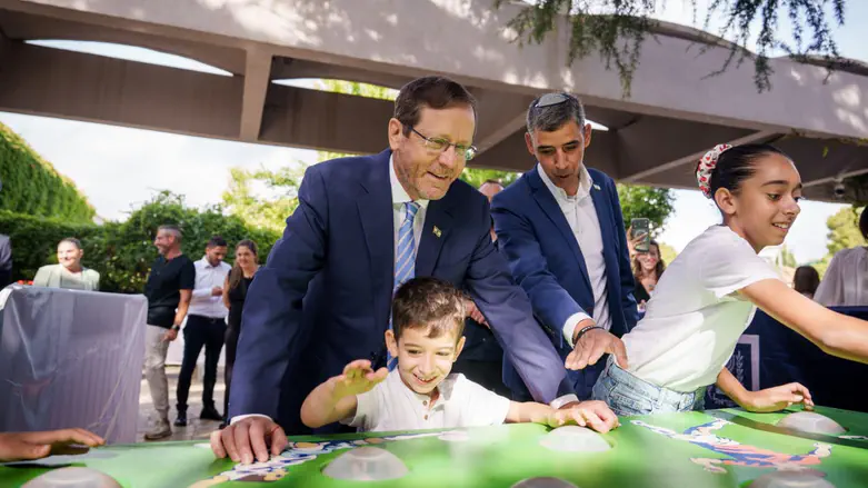 צפו: נשיא המדינה פתח את סוכתו לאזרחי המדינה