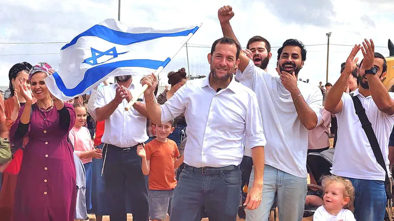 מעל 10,000 צועדים בין גנים לכדים