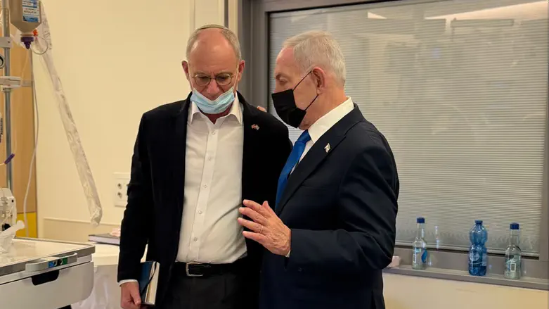השגריר ליד מיטת בנו: אמונה, תפילה ותקווה