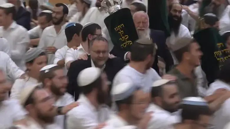 צפו: הקפות שניות בישיבת בית אל