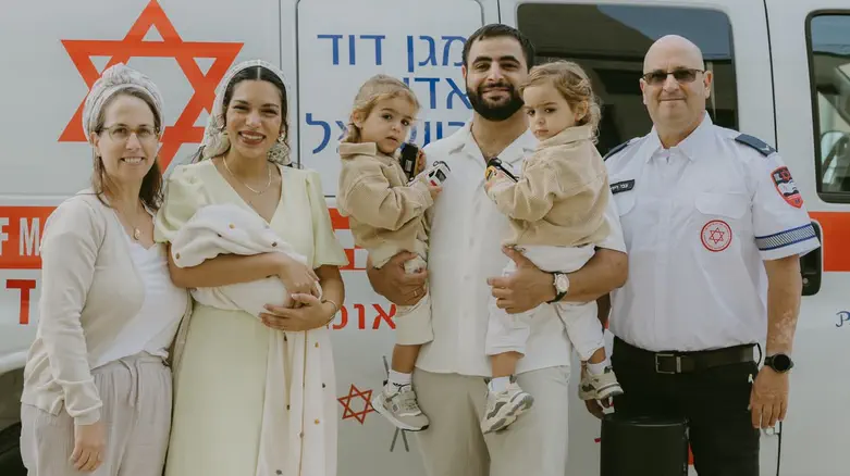 בנסיעה הראשונה באמבולנס לזכר בנו שנרצח בבארי - צבי רידר יילד תינוק