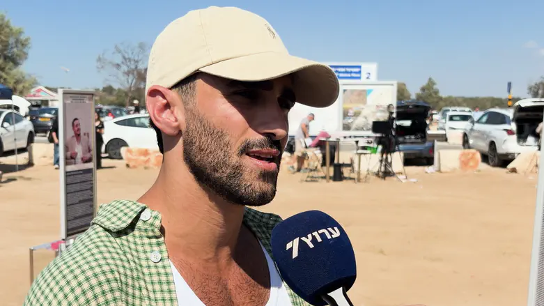 עם גיטרה מול הכאב: מ' המסתערב הגיע לנחם את משפחות הנובה