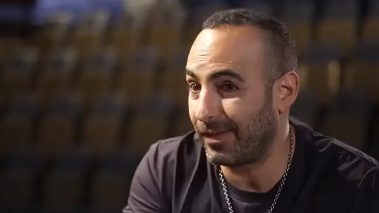 יוחאי ספונדר כובש את הבמות: מגן דוד ובדיחות מול האנטישמיות