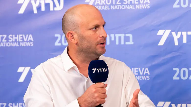 ח"כ קרויזר לערוץ 7: "שכבתי על הרצפה וחטפתי בעיטות לראש. הפכו את הקורבן לתוקף"