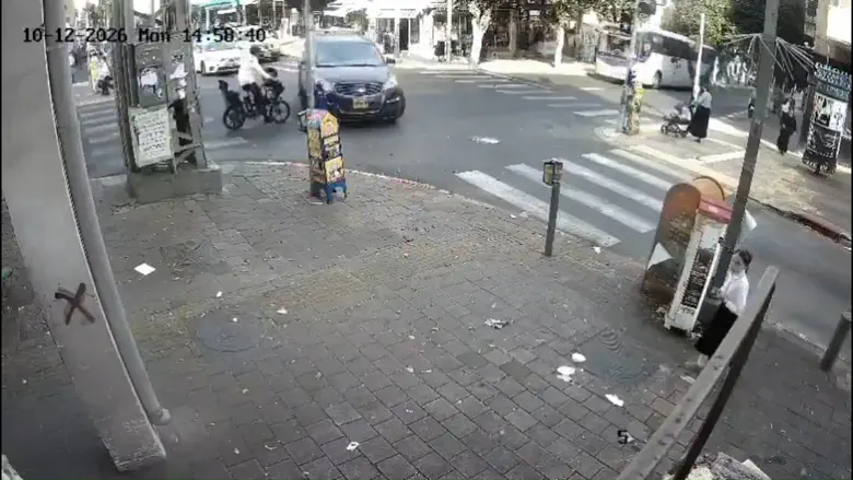 תיעוד קשה מבני ברק: רוכב אופניים חשמליים התנגש ברכב והוטח לכביש