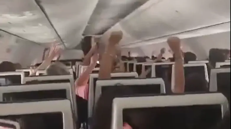 Watch: ''Od Avinu Chai' during emergency landing in Saudi Arabia