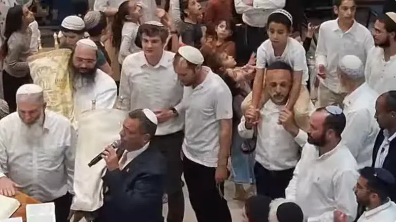 Watch: Jerusalem mayor attends 'second hakafot' at Machon Meir