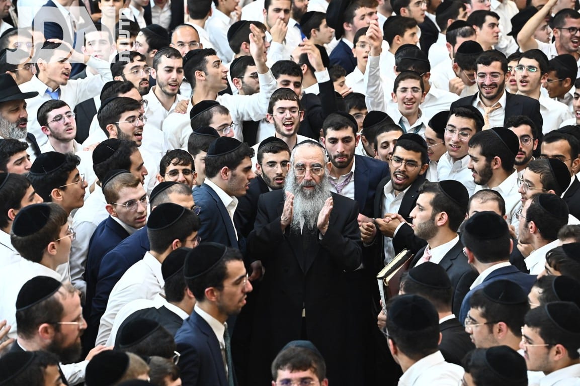 הקפות שניות בהיכל ישיבת בית שמעיה בראשות ראשי הישיבה