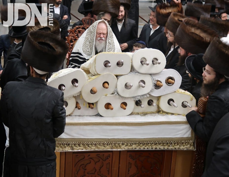 מוצאי שמחת תורה בחצה"ק פרמישלאן