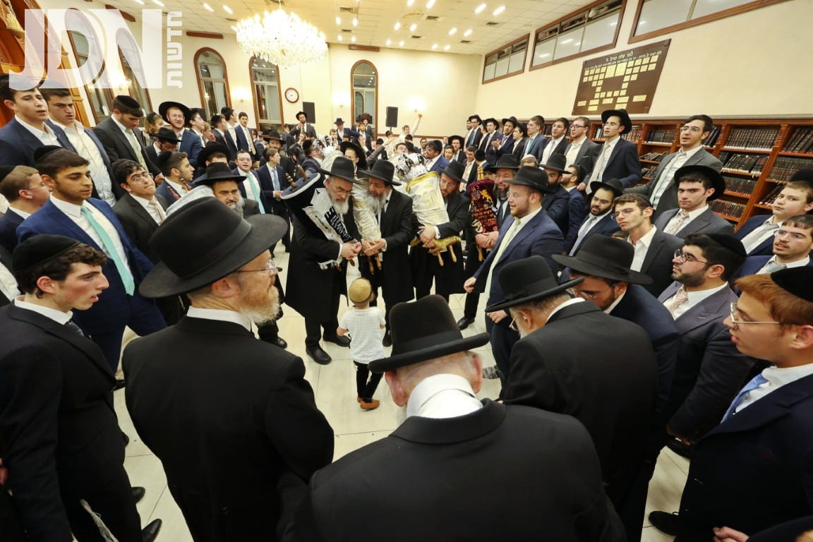 הקפות שניות בהיכל ישיבת 'באר התורה' בראשות ראשי הישיבה
