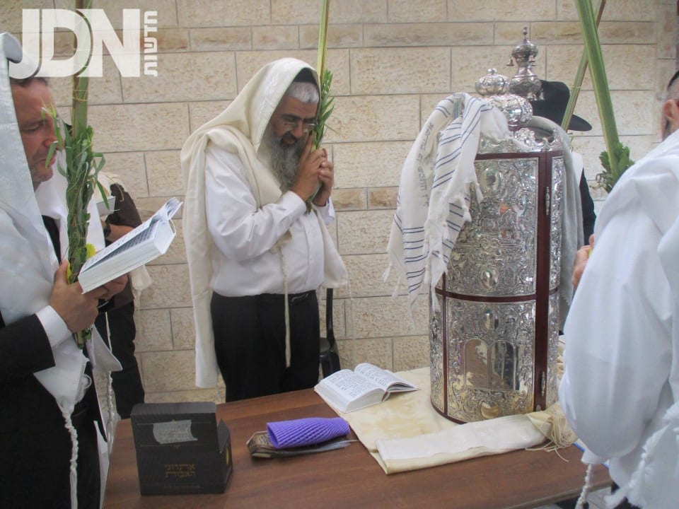 בַּסֻּכֹּת תֵּשְׁבוּ • חג הסוכות במחיצת הגר"ח הכהן רב העדה התוניסאית בירושלים