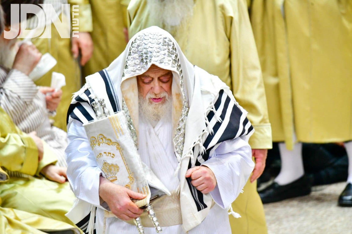 הקפות שניות ומנהג זריקת תפוחים בחצה"ק תולדות אהרן