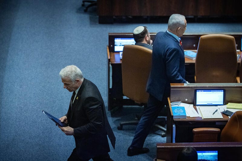 עימות פוליטי חריף; הליכוד מול לפיד בחילופי האשמות ביום השנה הלועזי לטבח בעוטף עזה