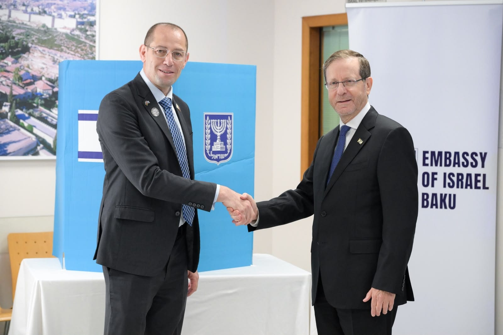 נפתח הליך ההצבעה בנציגויות ישראל בחו"ל: הנשיא הרצוג ביקר בקלפי הראשונה בבאקו