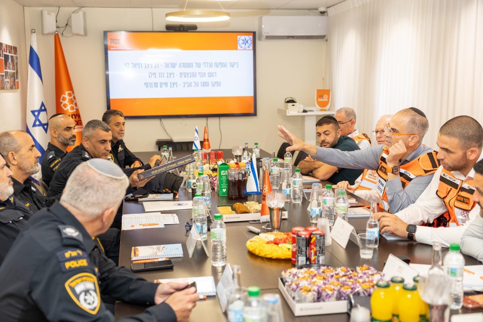 מחזקים את שיתוף הפעולה להצלת חיים: מפכ״ל המשטרה, מפקד מחוז תל אביב וראש אג״מ ביקרו במטה הארצי של איחוד הצלה בירושלים