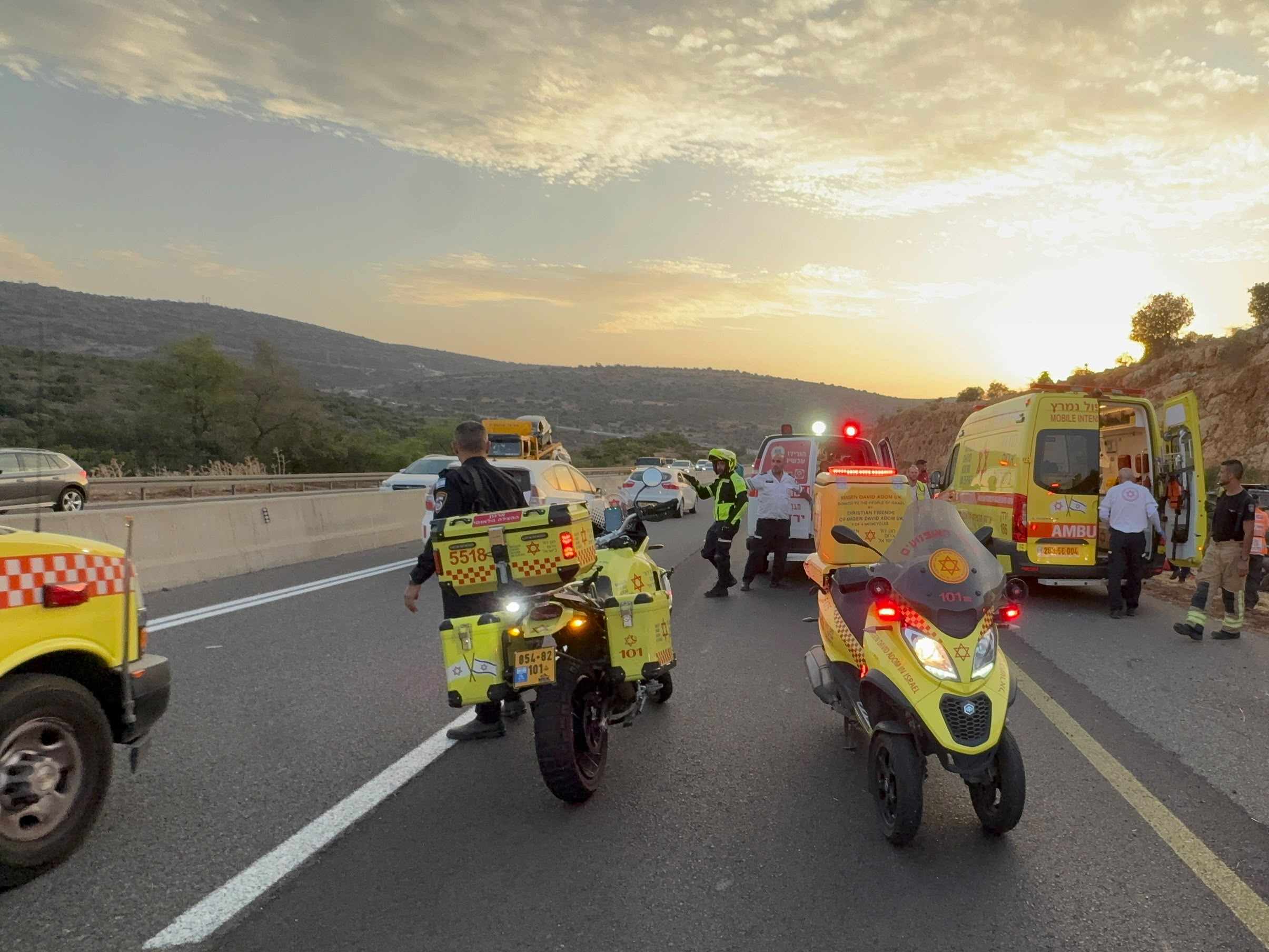 רכב הסעות התהפך בכביש 65: עשרה נפגעים, בהם פצועים קשה ובינוני
