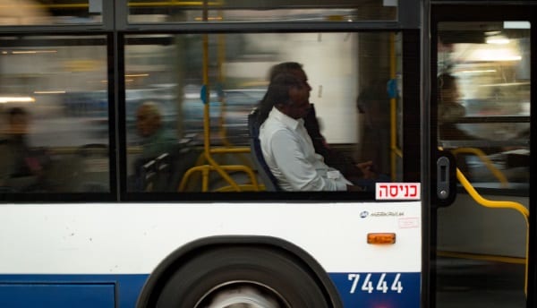 אלימות קשה בנתניה: פקחית הותקפה באוטובוס ופונתה לבית החולים