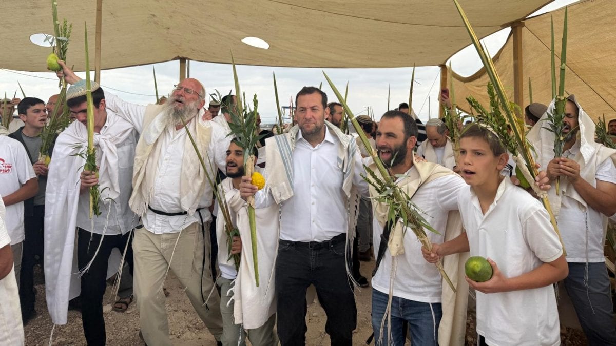 אלפים מתאספים לצעדת השומרון | הבוקר התקיימה תפילת הלל המונית ביישוב החדש נועה