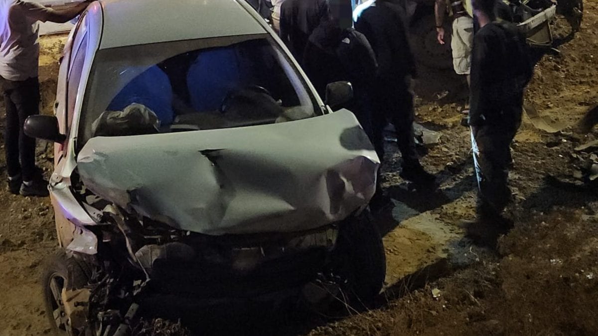 אסון כבד בדרום: בן 30 נהרג בתאונה, כוחות פועלים לחלץ אותו מרכב