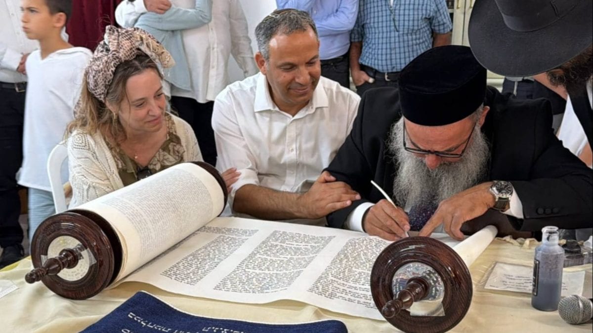 ספר תורה הוכנס לישוב רחבעם לזכר הקצין שנפל ברפיח: "בחרנו שוב בחיים"