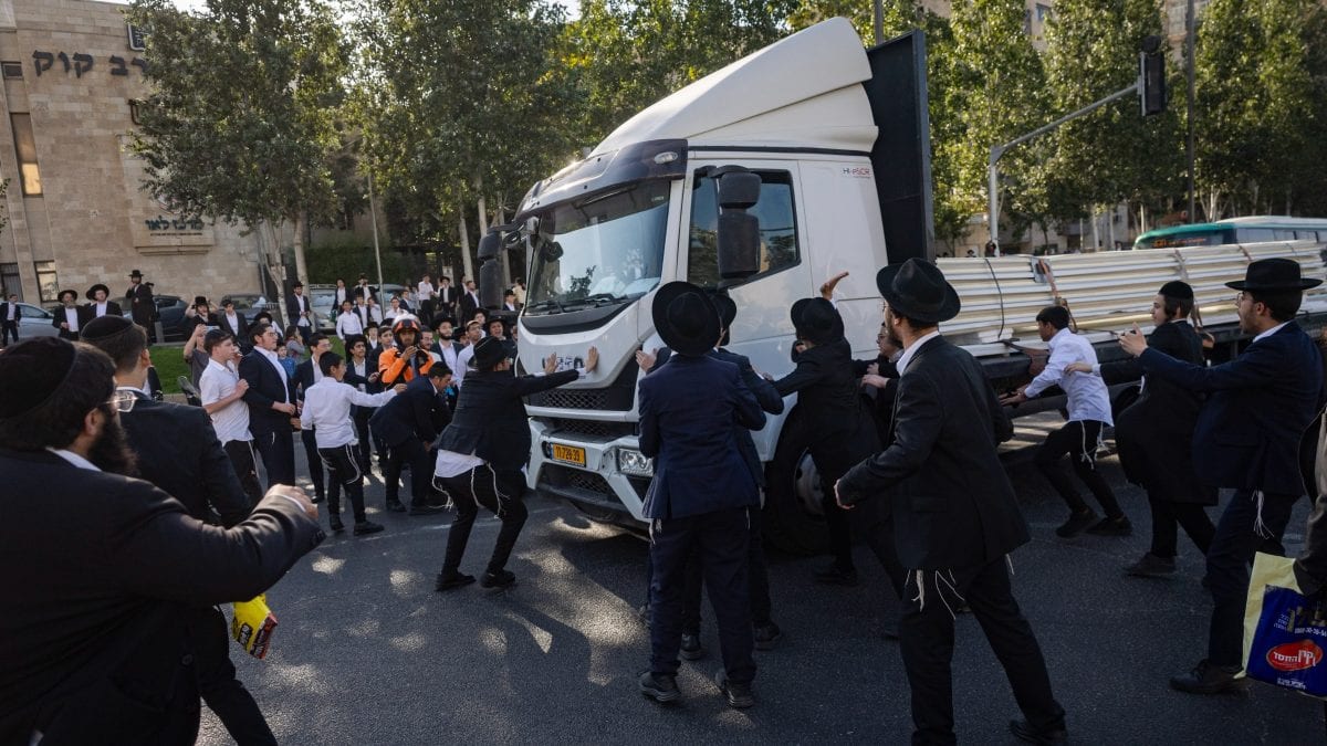 במפלגה החרדית תוקפים את ההפגנות: "נכנעים לבריונות"