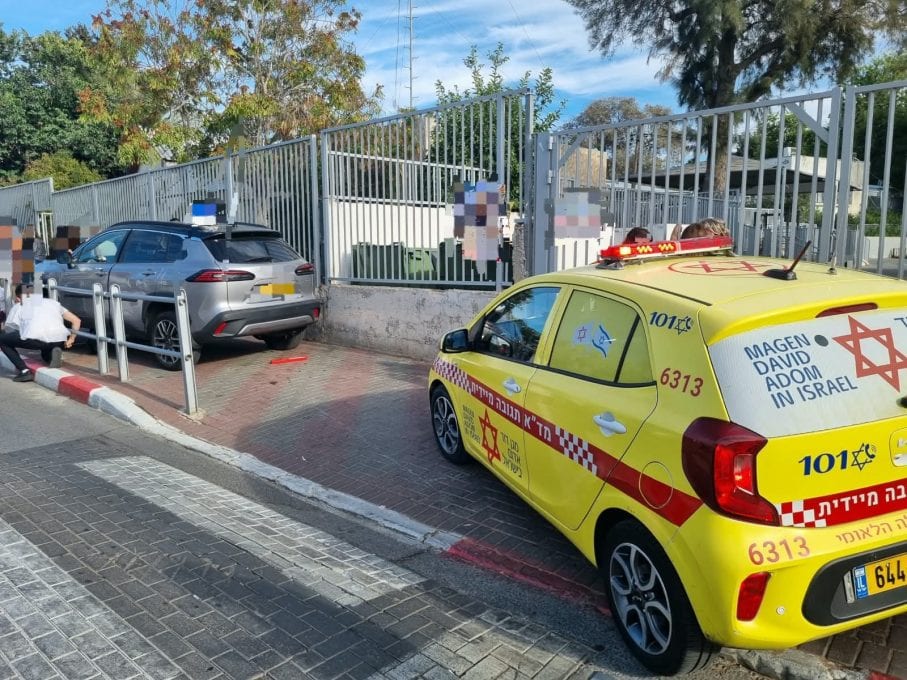 נדרסה ונלכדה מתחת רכב ללימוד נהיגה: בת 50 נפצעה קשה בבת-ים