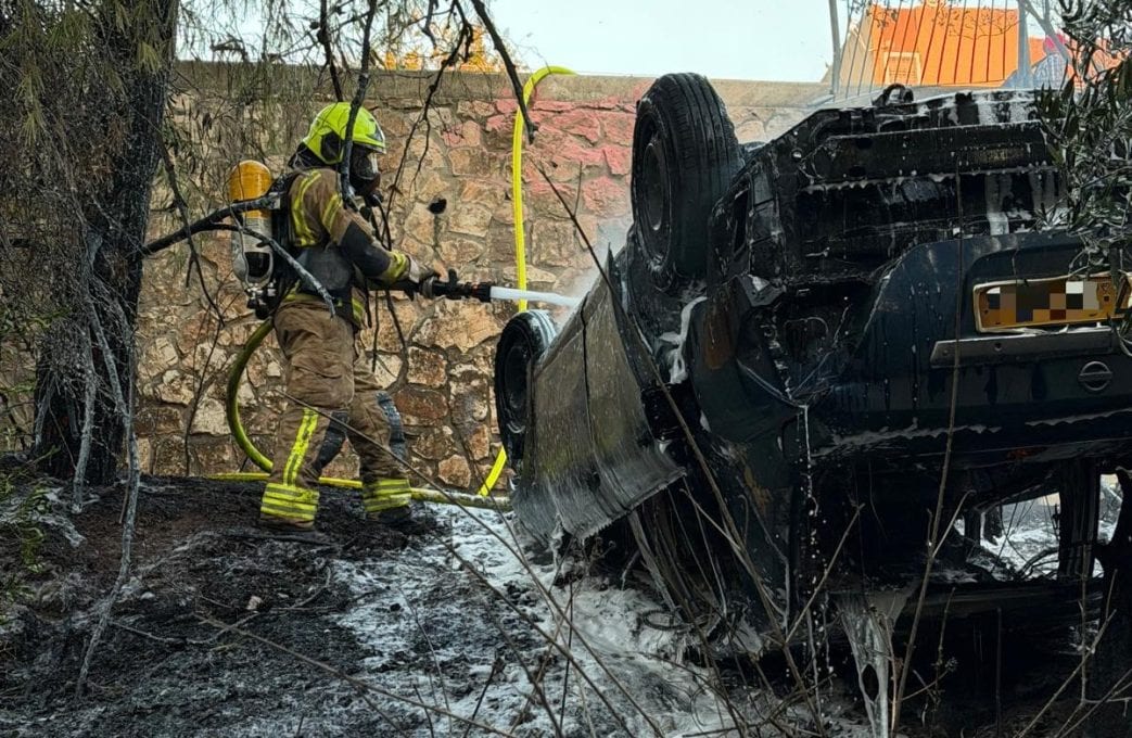 אירוע חריג בצפון: "הרכב נפל לתוך חצר בית אבות ועלה באש"