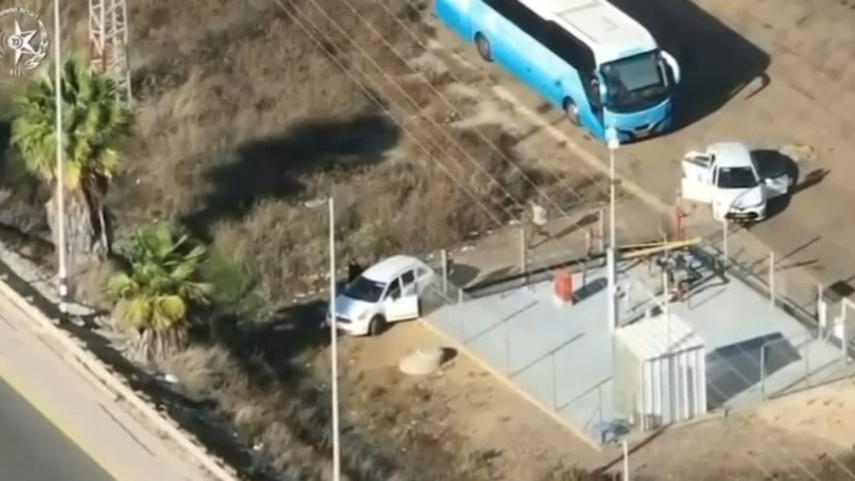מול המצלמות: הבלשים הסתערו - ועסקת הסמים הסתיימה במעצר | צפו
