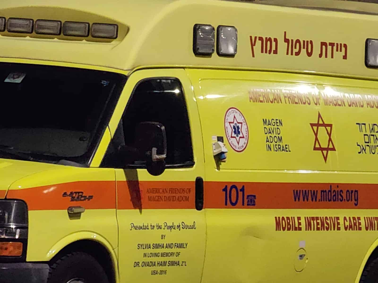 הרצליה: בת 74 נפצעה בינוני בהתנגשות רכב בקיר