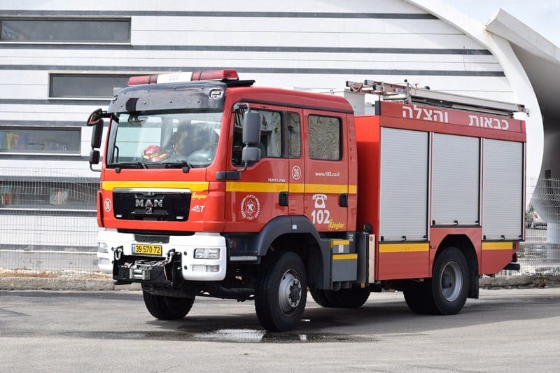 עשן בחניון בבאר שבע: לוחמי האש פועלים לכיבוי שריפת רכב