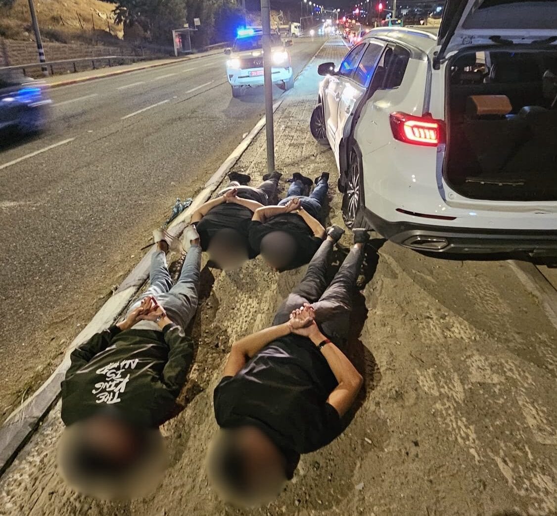 פרצו מחסום ביטחוני ונמלטו לכביש 1: ארבעה שוהים בלתי חוקיים ונהג נעצרו