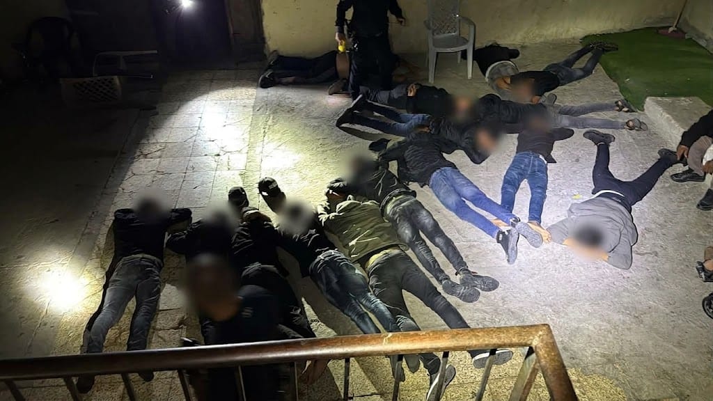 רהט: המשטרה פשטה על מתחמי משפחות מסוכסכות – חשודים נעצרו