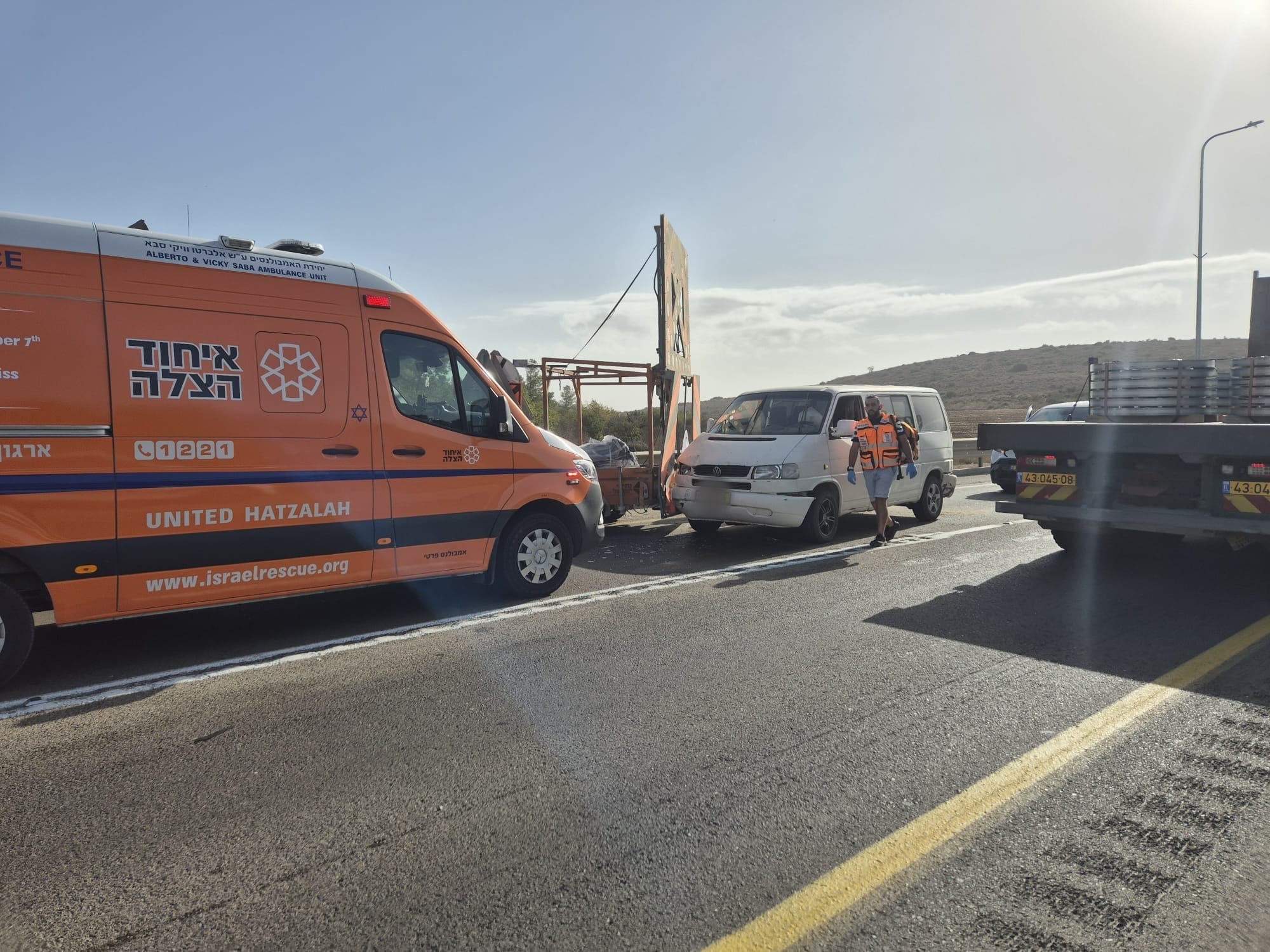 בן 55 נפצע קל בתאונה עם רכב ועגלה נגררת בצומת לכיש