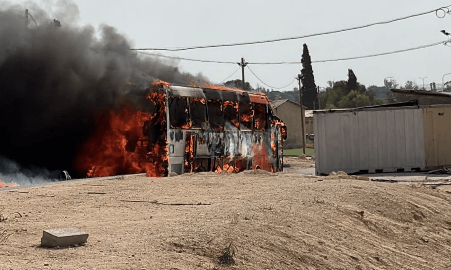 אירוע חריג בדרום: אוטובוס עלה באש בבסיס משמר הנגב – תחמושת התלקחה במקום