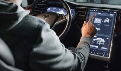 Tesla научилась летать и делать сальто – Маск показал новый Roadster