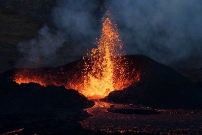 Сотни авиарейсов отменены из-за пробуждения двух вулканов в Индонезии