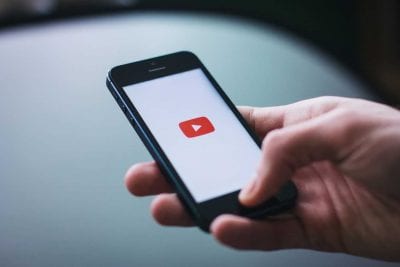 Что делать, если смартфон попал в воду: как не вывести его из строя