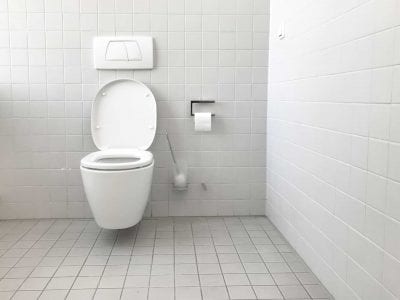 Почему крышку унитаза нельзя оставлять открытой, предупредили эксперты