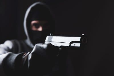 Под Парижем мужчина устроил стрельбу по прохожим