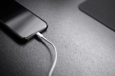 Безопасно ли заряжать телефон от ноутбука на самом деле