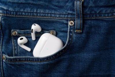 Странный метод использования AirPods расколол соцсети: в чем суть