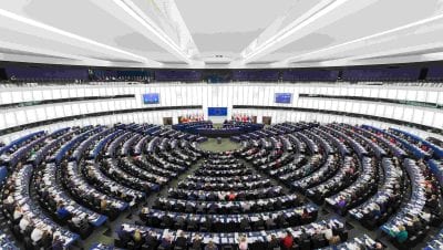 Флаг Израиля оказался на полу: депутат Европарламента устроила погром