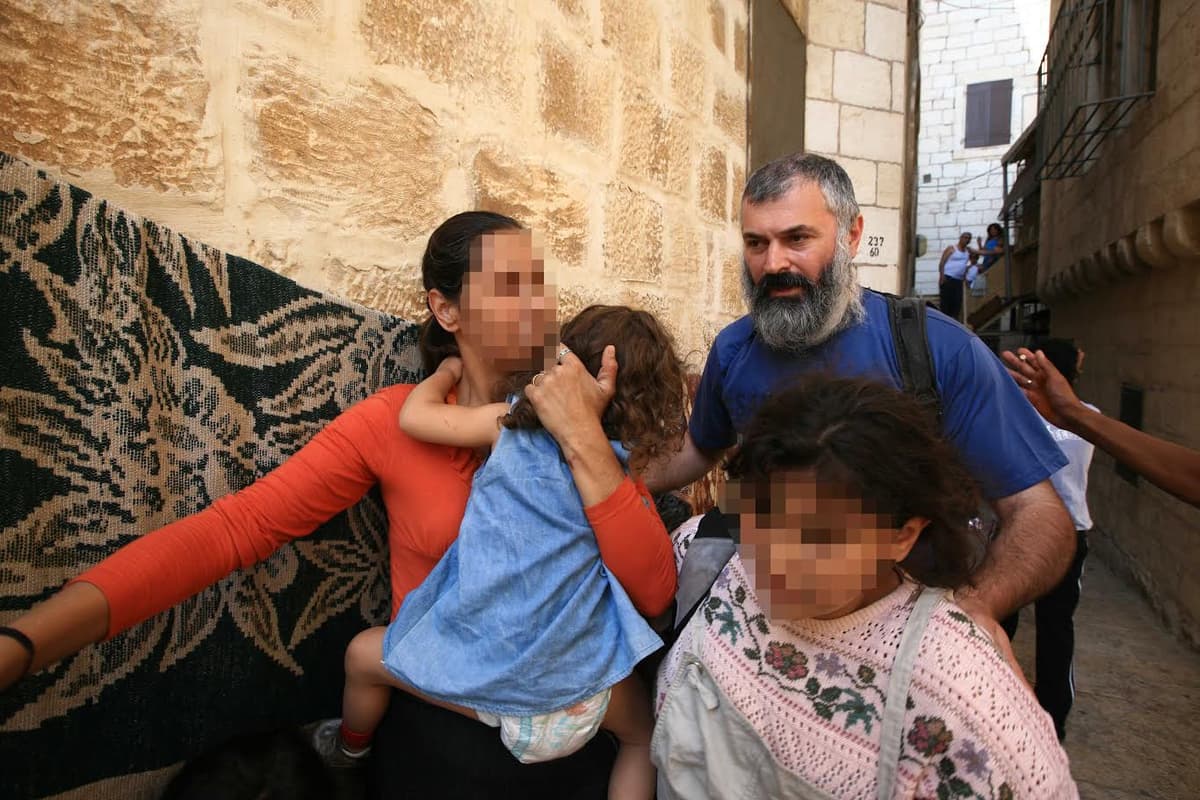דמעות בבית הדין: האם וילדיה חולצו מכפר ערבי ועברו טקס 'השבה ליהדות'
