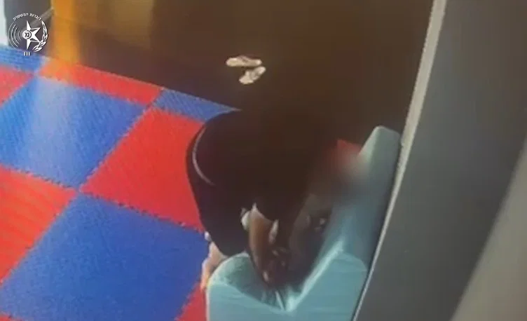 אין גבול לאכזריות: סייעות תועדו מטיחות פעוטות לרצפה ומושכות באוזניהם