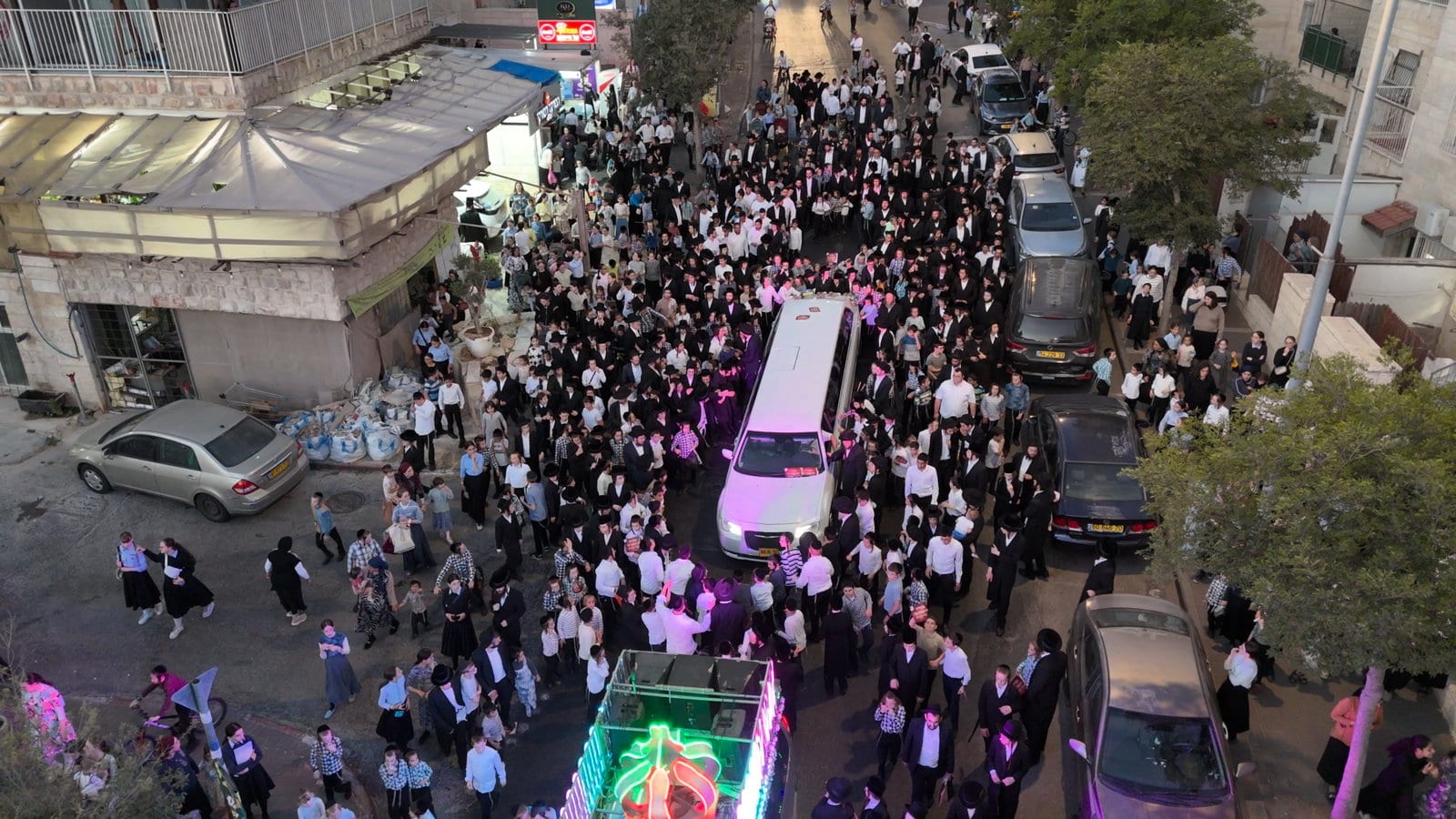 תהלוכת ענק חסרת תקדים: אלפים יצאו לכבוד אסירי עולם התורה