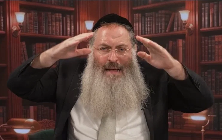 האם מותר לומר תהילים בלילה - ומה הדין בליל הושענא רבה? • צפו